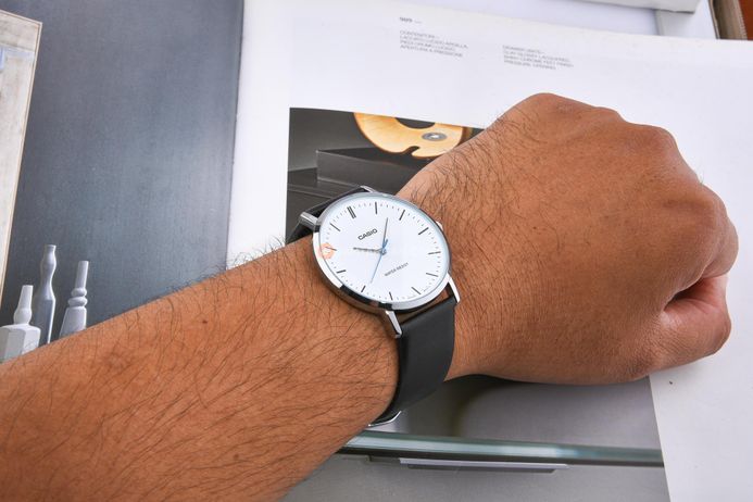 Casio Cinturino in Pelle Analogico Standard Quadrante Bianco Quarzo MTP