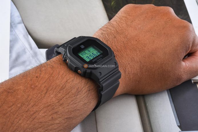 undefeated コラボモデル G-SHOCK DWE-5600UD-1JR DWE-5600UD-1JR | CASIO