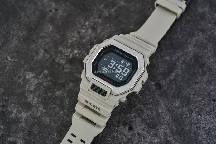 [美品］CASIO G-SHOCK G-LIDE　GBX-100-8JF Casio G-Shock G-Lide GBX-100TT-8JF | Sakurawatches.com