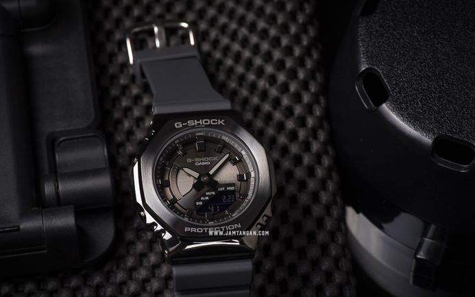 Casio G-Shock X ITZY Metal Covered GM-S2100B-8ADR CasiOak Digital Analog Dial Dark Grey Resin Band