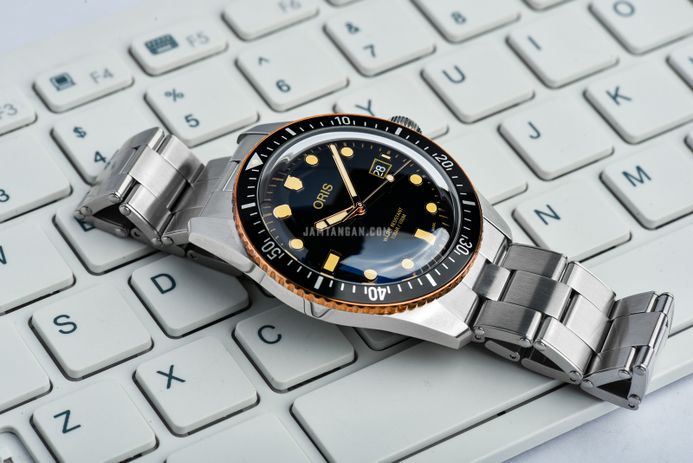 Oris Divers 01-733-7720-4354-07-8-21-18 Sixty-Five Black Dial Stainless Steel Strap