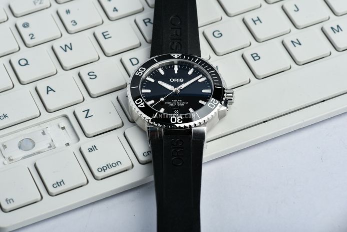 Oris Aquis 01-733-7732-4134-07-4-21-64FC Date Black Dial Black Rubber Strap