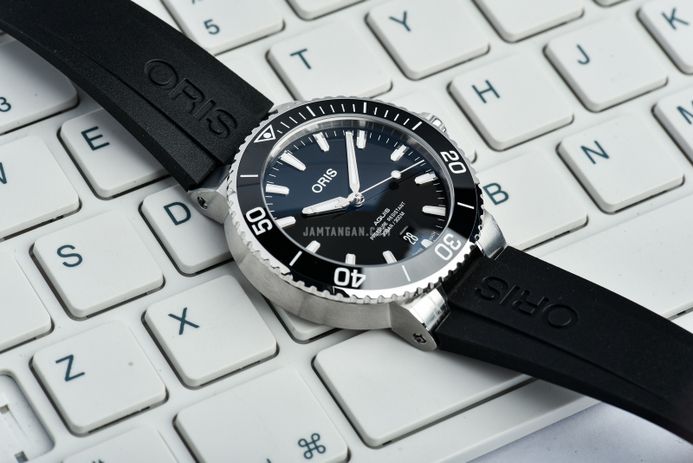 Oris Aquis 01-733-7732-4134-07-4-21-64FC Date Black Dial Black Rubber Strap