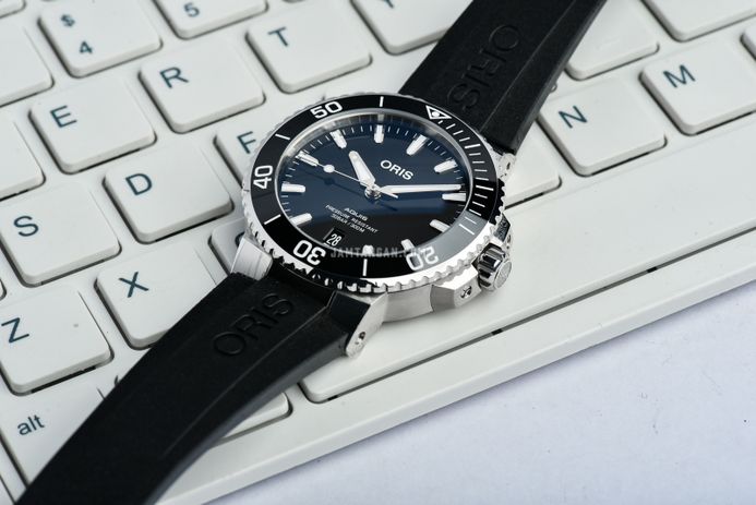 Oris Aquis 01-733-7732-4134-07-4-21-64FC Date Black Dial Black Rubber Strap