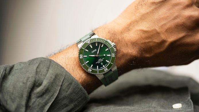 Oris Aquis Date 01-733-7789-4157-07-4-23-37FC Green Dial Green