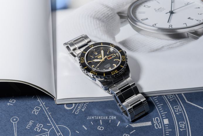 Seiko Sports SNZH57 SNZH57K1 Automatic Black Dial Silver