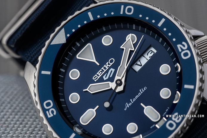 Seiko Sports SRPD51 SRPD51K2 SKX Sports Style Automatic Blue