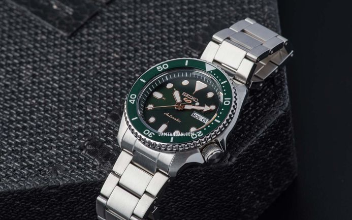 Seiko 5 Sports SRPD63K1 5KX Hulk SKX Sports Style Automatic Green Dial Stainless Steel Strap