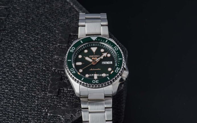 Seiko 5 Sports SRPD63K1 5KX Hulk SKX Sports Style Automatic Green Dial Stainless Steel Strap