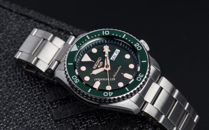 Seiko 5 Sports SRPD63K1 5KX Hulk SKX Sports Style Automatic Green Dial Stainless Steel Strap