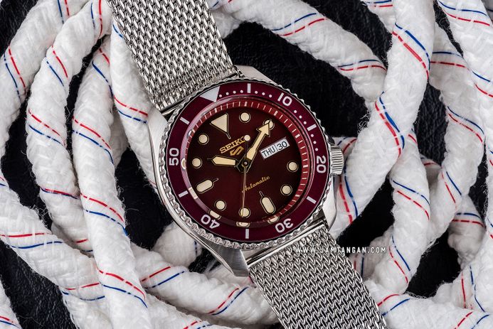 Seiko 5 Sports SRPD69K1 5KX SKX Sports Style Automatic Red Dial Mesh Strap
