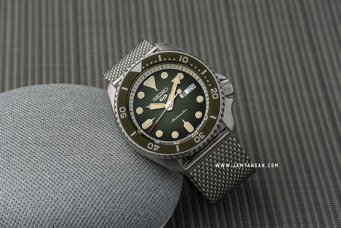 Seiko 5 Sports SRPD75K1 SKX Sports Style Automatic Green Sunburst Dial Silver Mesh Strap