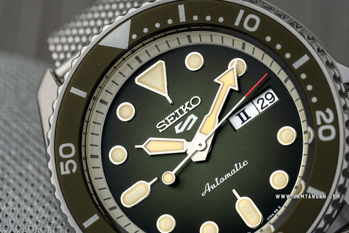 Seiko 5 Sports SRPD75K1 SKX Sports Style Automatic Green Sunburst Dial Silver Mesh Strap