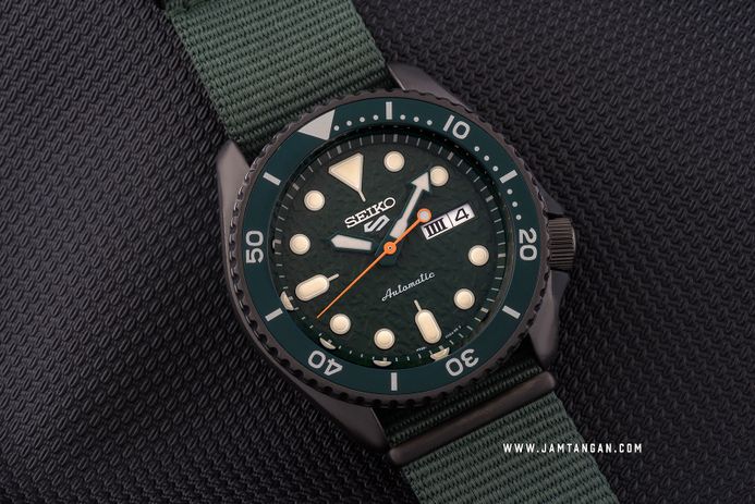 Seiko 5 Sports SRPD77K1 5KX Avocado SKX Sports Style Automatic Green Dial Green Nylon Strap
