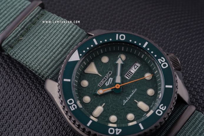 Seiko 5 Sports SRPD77K1 5KX Avocado SKX Sports Style Automatic Green Dial Green Nylon Strap