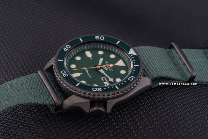 Seiko 5 Sports SRPD77K1 5KX Avocado SKX Sports Style Automatic Green Dial Green Nylon Strap