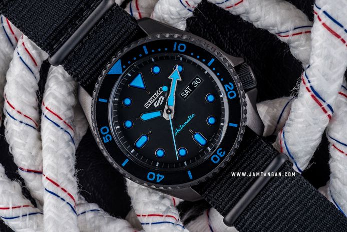 Seiko 5 Sports SRPD81K1 5KX SKX Sports Style Automatic Black Dial Black Nylon Strap