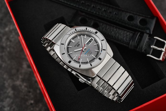Seiko 5 Sports SRPL03K1 Heritage Design Re-creation Grey Dial + Extra Strap Limited Edition
