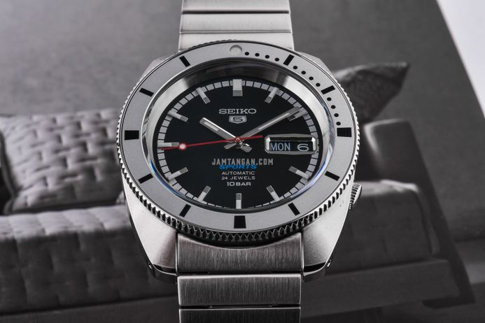Seiko 5 Sports SRPL05K1 Heritage Design Re-creation Black Dial + Extra Strap Limited Edition
