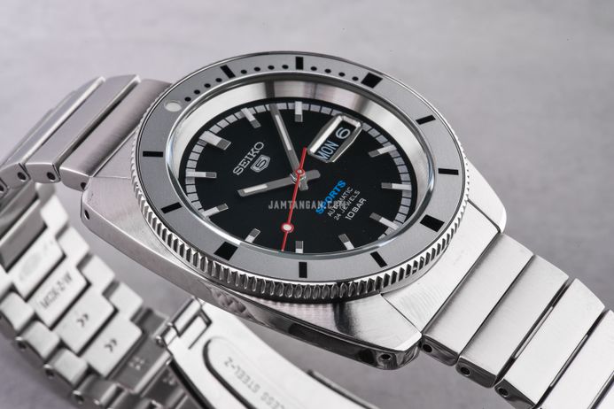 Seiko 5 Sports SRPL05K1 Heritage Design Re-creation Black Dial + Extra Strap Limited Edition