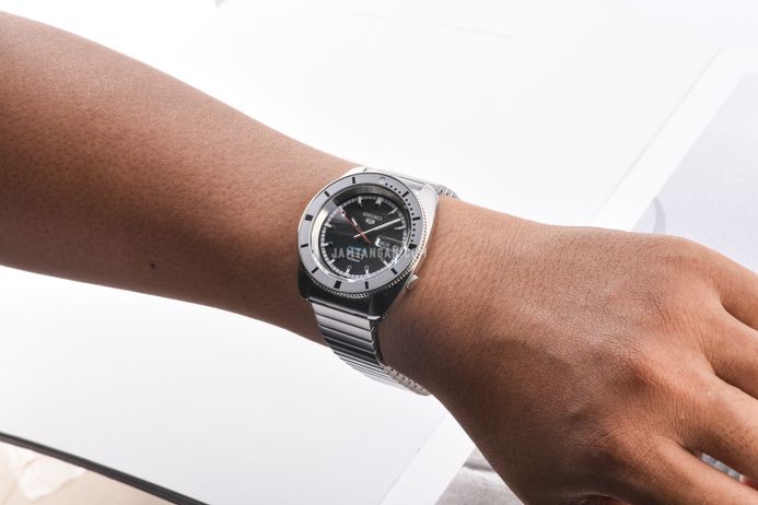 Seiko 5 Sports SRPL05K1 Heritage Design Re-creation Black Dial + Extra Strap Limited Edition