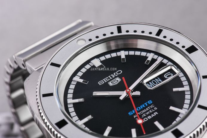Seiko 5 Sports SRPL05K1 Heritage Design Re-creation Black Dial + Extra Strap Limited Edition