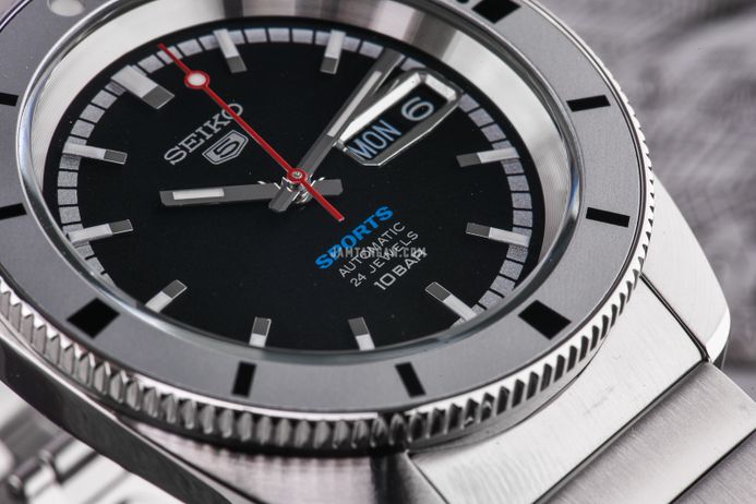 Seiko 5 Sports SRPL05K1 Heritage Design Re-creation Black Dial + Extra Strap Limited Edition