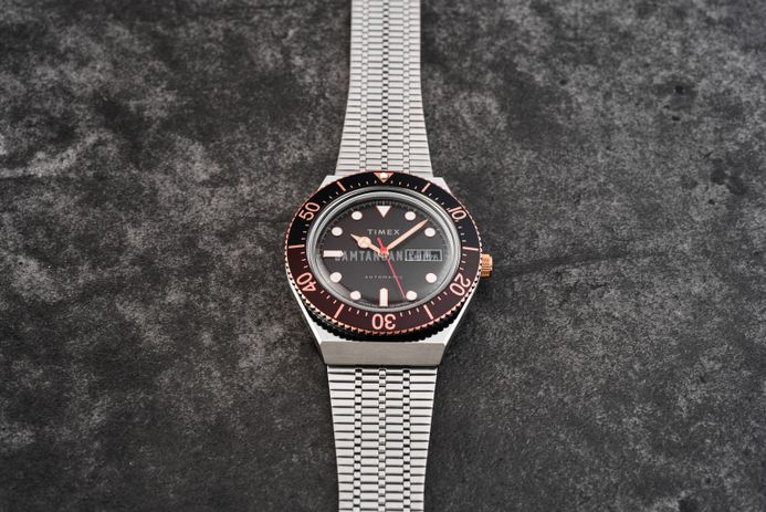 Montre Timex Q M79 Automatique - Réf. TW2U96900 - Boîtier Acier 40mm, Cadran Bordeaux