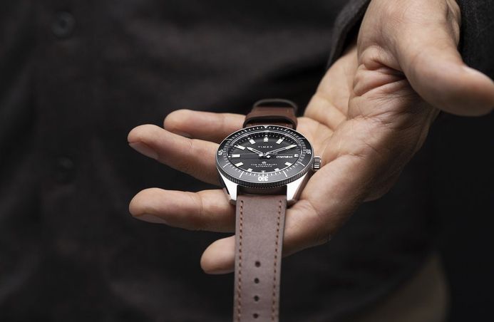 Timex Waterbury TW2V24800 Dive Automatic Black Dial Brown