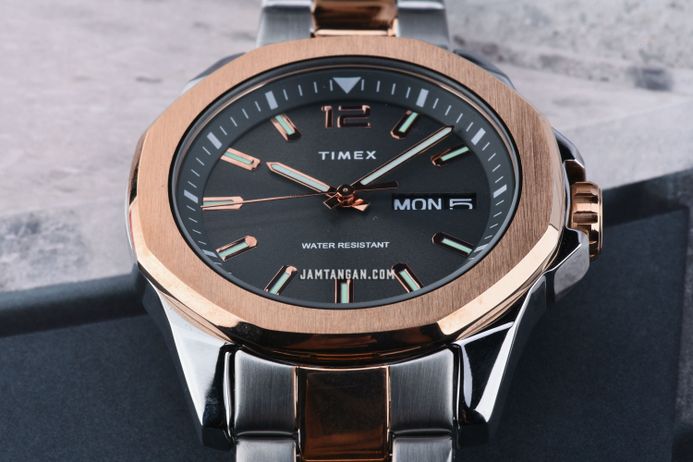 Timex Essex Avenue TW2V43100 Men Grey Dial Dual Tone Stainless