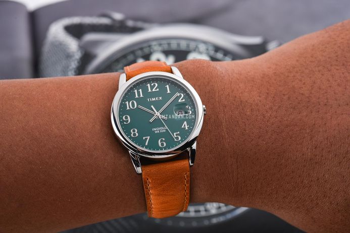Timex Easy Reader Orologio Uomo 35mm – Quadrante Verde, Cinturino Pelle Marrone, Cassa Argento, Indiglo Light Up, TW2W54600 - 2